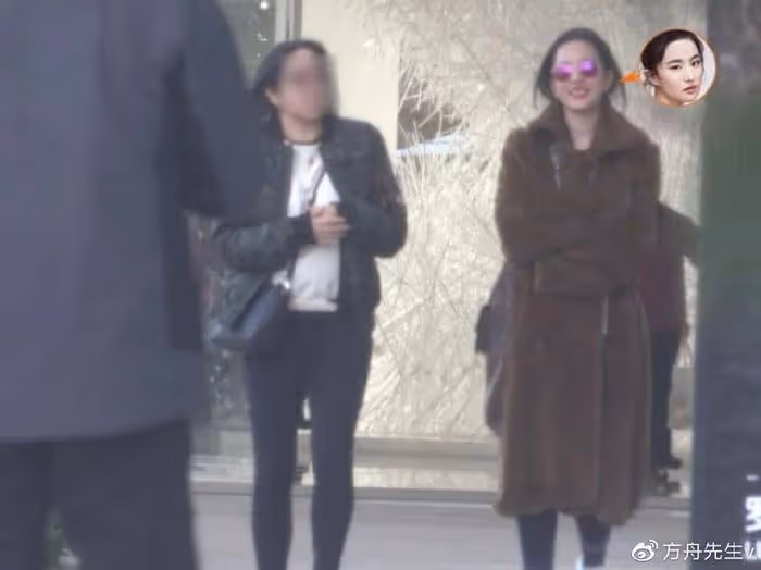 劉亦菲杜拜被偶遇,逛奢侈品店身邊跟2個助理,拒合影簽名惹爭議