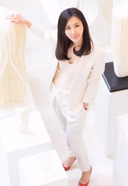 田朴珺年齡和王石差距大,但不刻意去縮小,40歲扎小辮繼續扮美