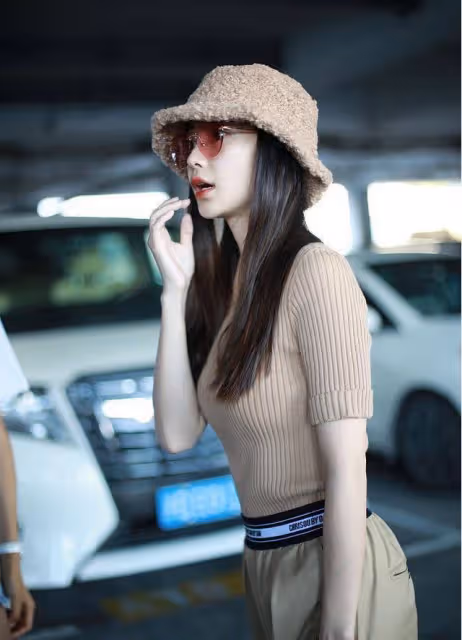 楊穎裝美功夫了得!針織衫搭配高腰褲走機場簡約洋氣,少女感十足