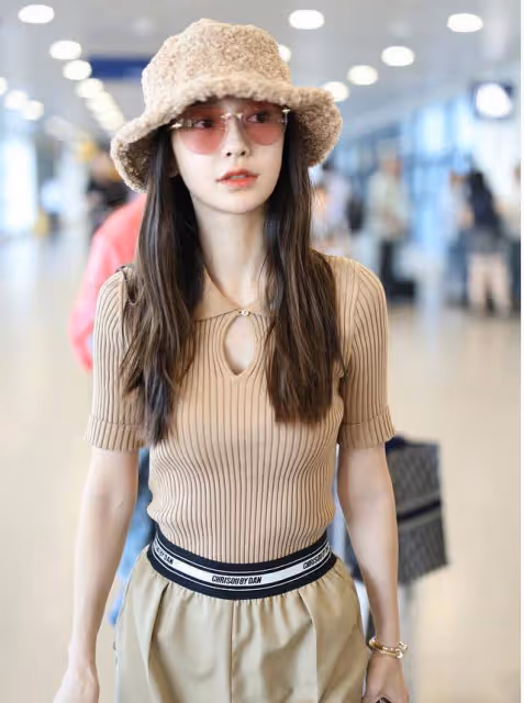 楊穎裝美功夫了得!針織衫搭配高腰褲走機場簡約洋氣,少女感十足
