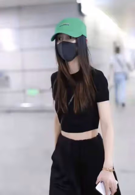 楊穎裝美功夫了得!針織衫搭配高腰褲走機場簡約洋氣,少女感十足