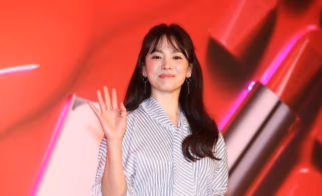 宋慧喬臉上「水光感」嚴重,年紀大了穿扮美連衣裙,違和感略明顯