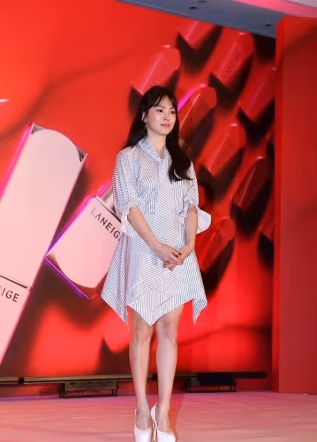 宋慧喬臉上「水光感」嚴重,年紀大了穿扮美連衣裙,違和感略明顯