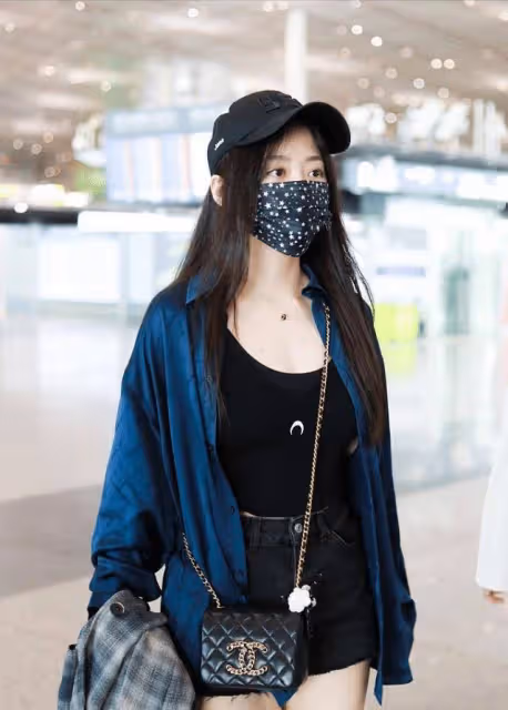 張靚穎換件襯衫變清純女,遮住弔帶短褲秀身材,腿粗點看著更美了