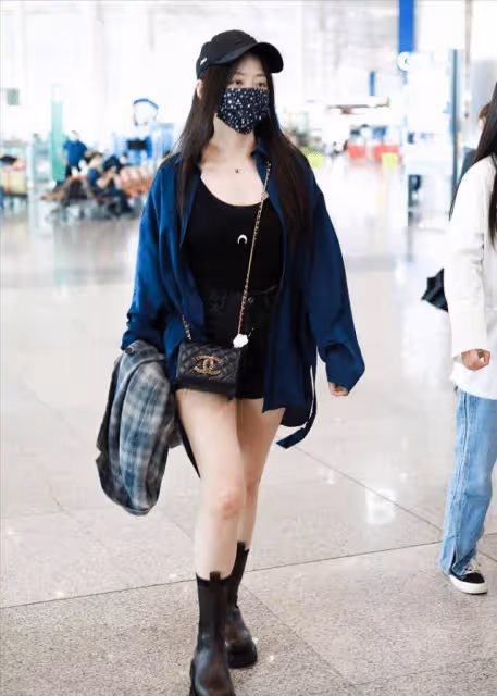 張靚穎換件襯衫變清純女,遮住弔帶短褲秀身材,腿粗點看著更美了