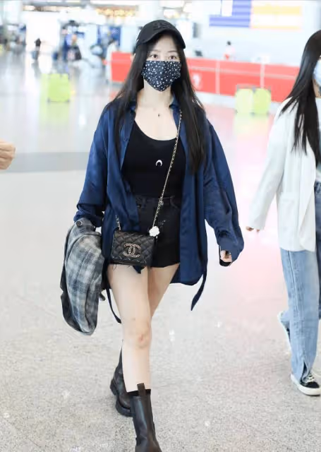 張靚穎換件襯衫變清純女,遮住弔帶短褲秀身材,腿粗點看著更美了