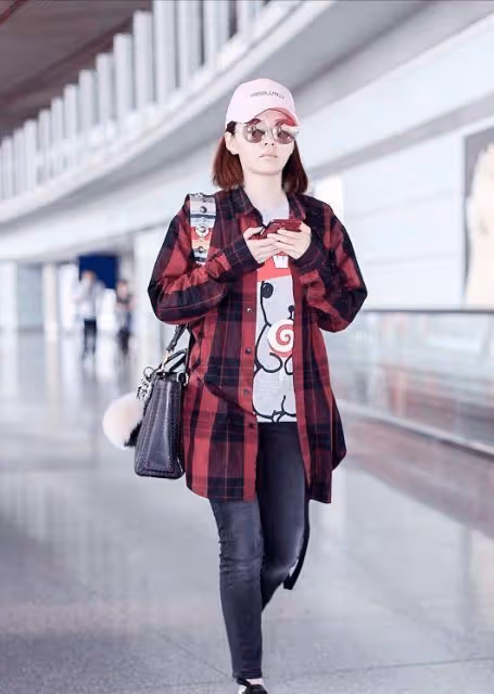 張靚穎換件襯衫變清純女,遮住弔帶短褲秀身材,腿粗點看著更美了