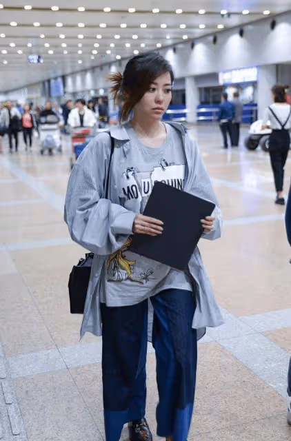張靚穎換件襯衫變清純女,遮住弔帶短褲秀身材,腿粗點看著更美了