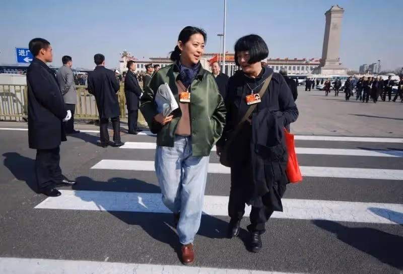 64歲倪萍老來俏!穿條紋T恤配闊腿褲好洋氣,貓耳太陽鏡超惹眼