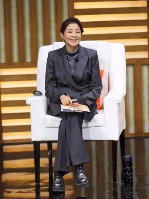 64歲倪萍老來俏!穿條紋T恤配闊腿褲好洋氣,貓耳太陽鏡超惹眼