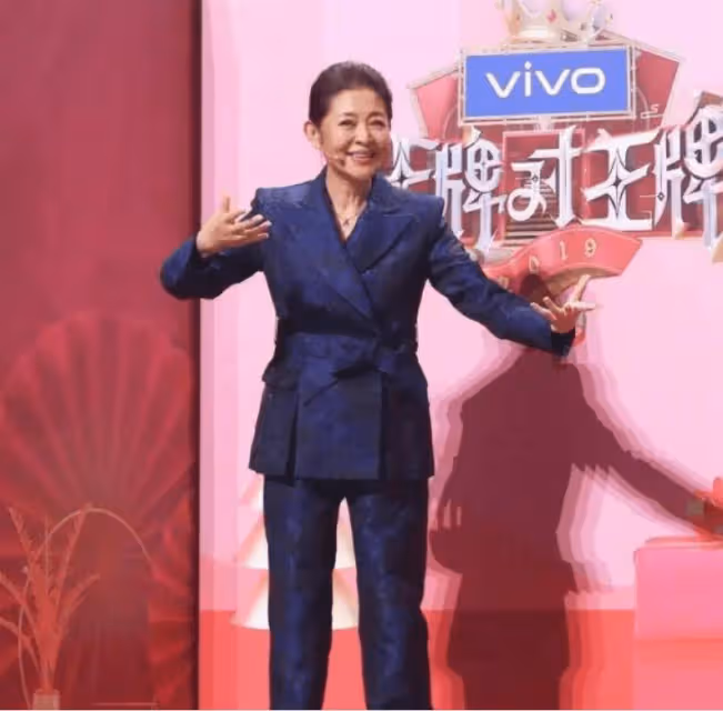 64歲倪萍老來俏！穿條紋T恤配闊腿褲好洋氣，貓耳太陽鏡超惹眼