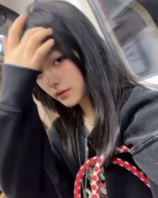王岳倫飛英國陪愛女過端午,Angela美到認不出,未成年喝酒引爭議