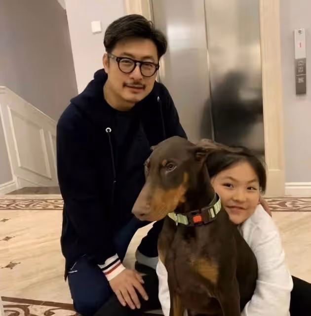 王岳倫飛英國陪愛女過端午,Angela美到認不出,未成年喝酒引爭議