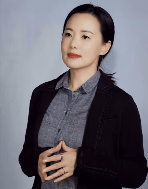 看了這幾位中年也發福的女明星，才明白：不扮美，簡約得體才高級