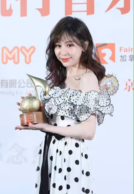 王心凌39歲再攀事業高峰！僵臉回春展現少女感，甜美幼美迷倒眾人