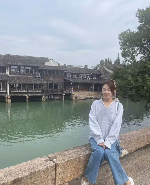 張雨綺用不著往美里穿,衛衣配牛仔褲就挺有少女感,素一點也很美