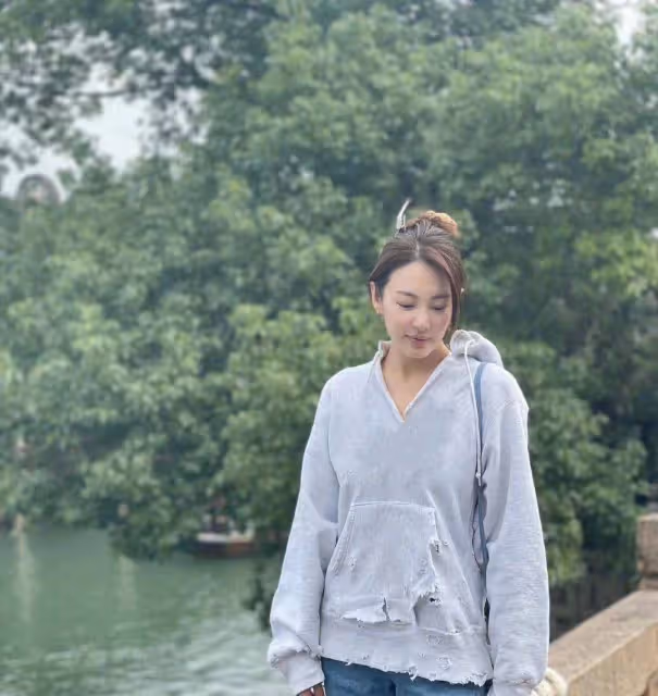 張雨綺用不著往美里穿,衛衣配牛仔褲就挺有少女感,素一點也很美