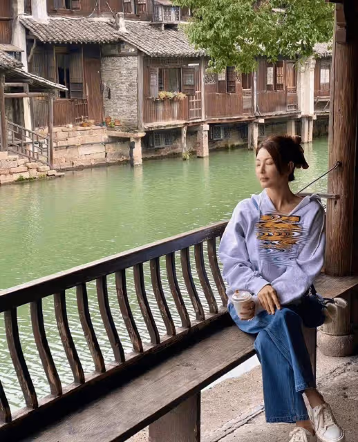 張雨綺用不著往美里穿,衛衣配牛仔褲就挺有少女感,素一點也很美