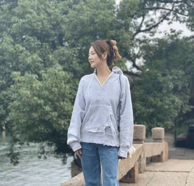 張雨綺用不著往美里穿,衛衣配牛仔褲就挺有少女感,素一點也很美