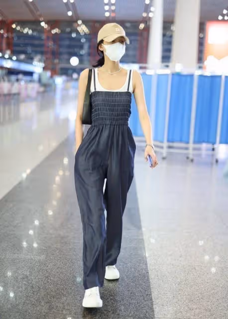 孫怡都成孩子媽了還「裝美」,不過真還挺美的,一身粉裙似蜜桃