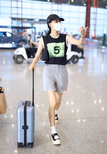 孫怡都成孩子媽了還「裝美」,不過真還挺美的,一身粉裙似蜜桃