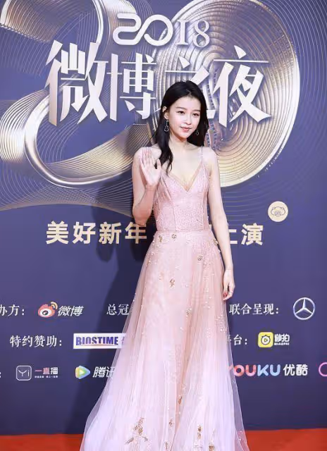 孫怡都成孩子媽了還「裝美」,不過真還挺美的,一身粉裙似蜜桃
