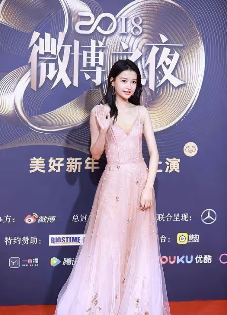 孫怡都成孩子媽了還「裝美」，不過真還挺美的，一身粉裙似蜜桃