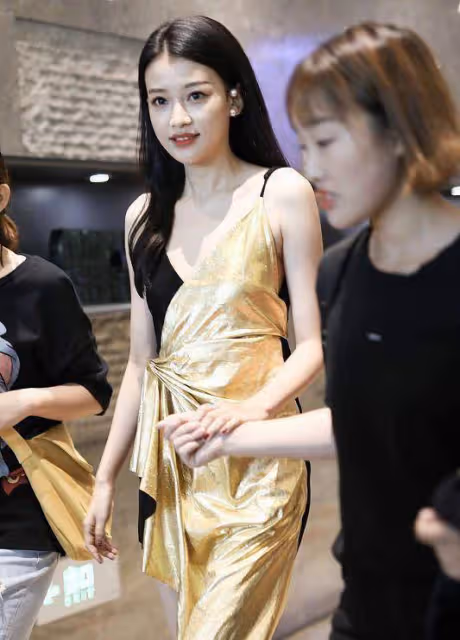 孫怡都成孩子媽了還「裝美」，不過真還挺美的，一身粉裙似蜜桃