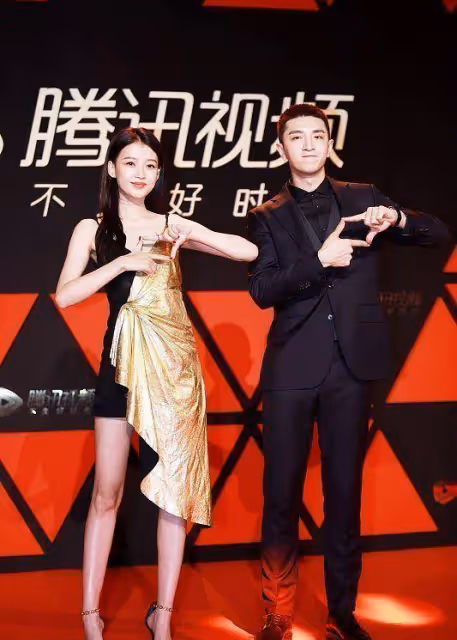 孫怡都成孩子媽了還「裝美」，不過真還挺美的，一身粉裙似蜜桃