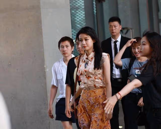 孫怡都成孩子媽了還「裝美」，不過真還挺美的，一身粉裙似蜜桃