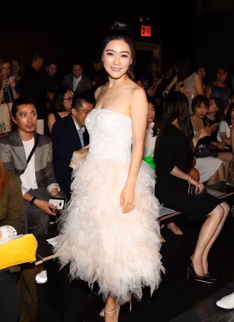田海蓉為扮美穿粉色，頭戴毛球真看不懂，一般人還是別學了