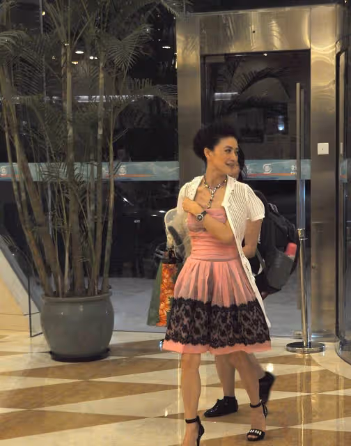田海蓉為扮美穿粉色，頭戴毛球真看不懂，一般人還是別學了
