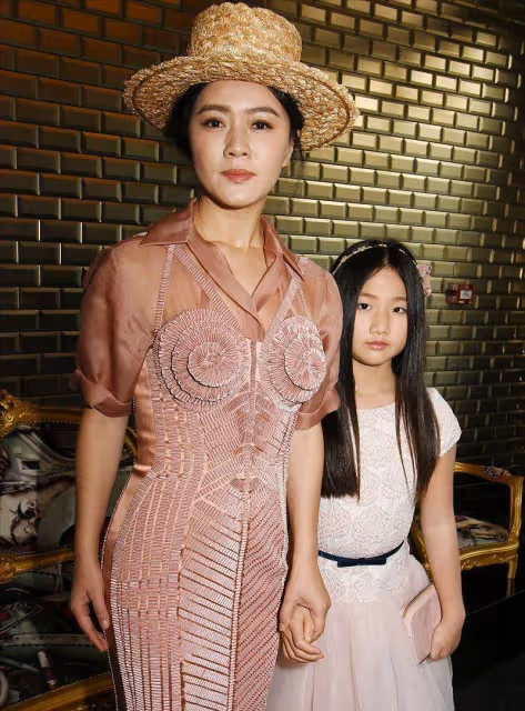 田海蓉為扮美穿粉色，頭戴毛球真看不懂，一般人還是別學了