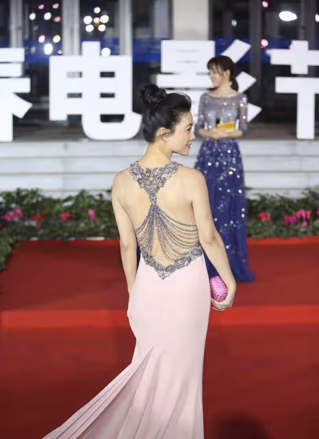 田海蓉為扮美穿粉色，頭戴毛球真看不懂，一般人還是別學了