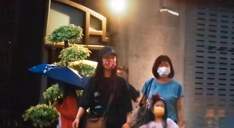 林心如全家聚餐!霍建華寵妻疼女罕見露笑臉,林心如穿休閒裝太美