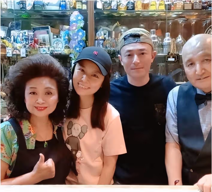 林心如全家聚餐!霍建華寵妻疼女罕見露笑臉,林心如穿休閒裝太美