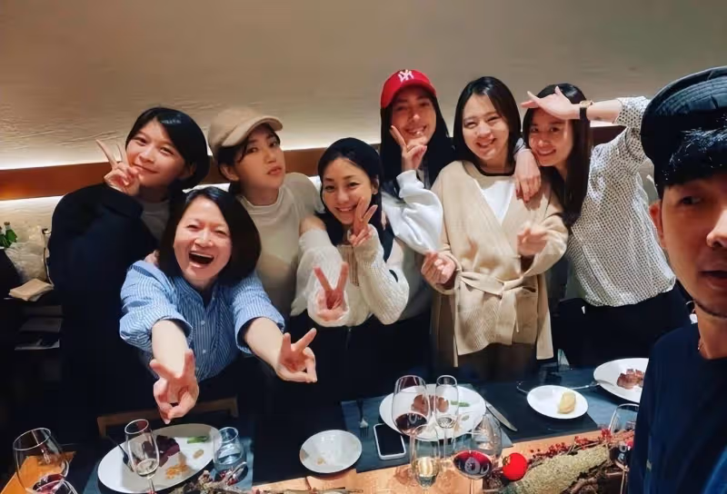 林心如全家聚餐！霍建華寵妻疼女罕見露笑臉，林心如穿休閒裝太美