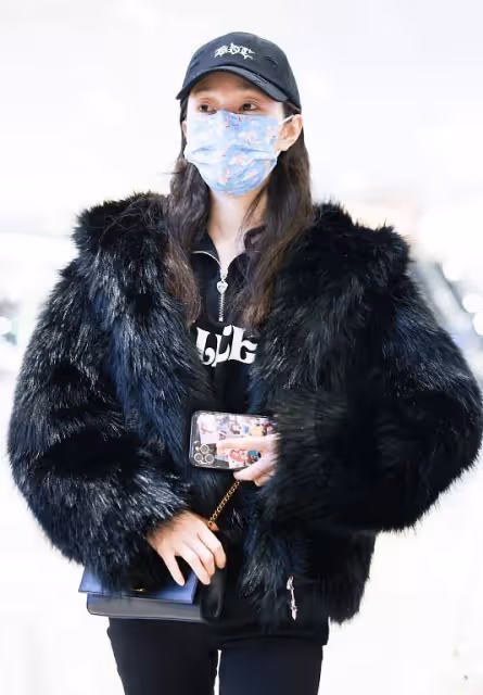 宋軼雖然長得美,氣場卻很強,連皮草也能輕鬆地駕馭