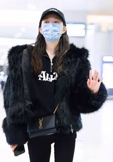 宋軼雖然長得美,氣場卻很強,連皮草也能輕鬆地駕馭
