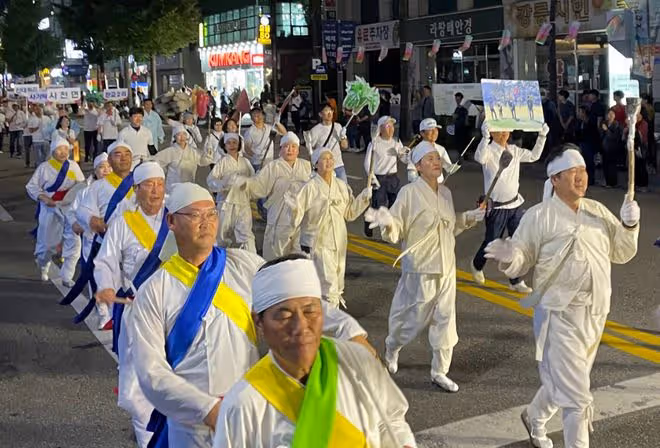 網紅曝光韓國端午活動現場！大量使用漢字不倫不類，場面簡陋可笑