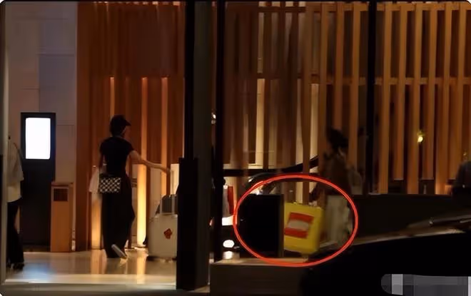 楊冪9歲女兒被曝抑鬱，凌晨偷偷哭，原因惹心疼，疑不認可李曉峰