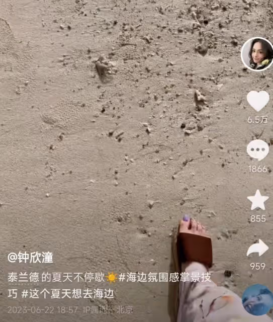 42歲阿嬌罕曬泳裝美照，瘦身後美回巔峰，天鵝頸小蠻腰養眼十足