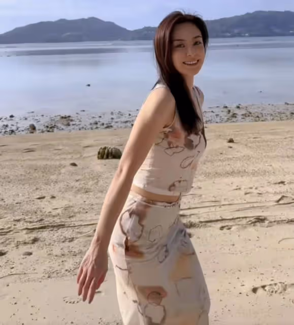 42歲阿嬌罕曬泳裝美照，瘦身後美回巔峰，天鵝頸小蠻腰養眼十足