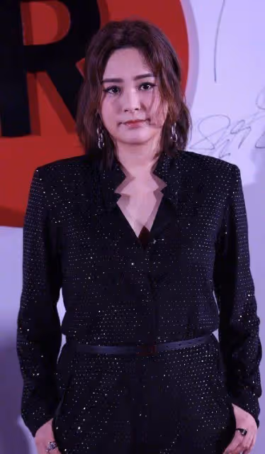 42歲阿嬌罕曬泳裝美照，瘦身後美回巔峰，天鵝頸小蠻腰養眼十足