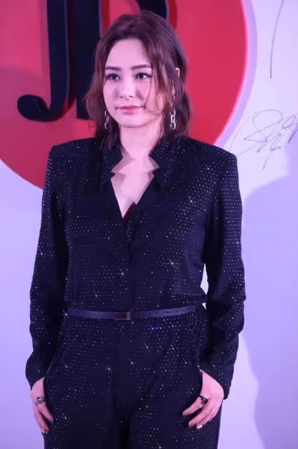 42歲阿嬌罕曬泳裝美照，瘦身後美回巔峰，天鵝頸小蠻腰養眼十足
