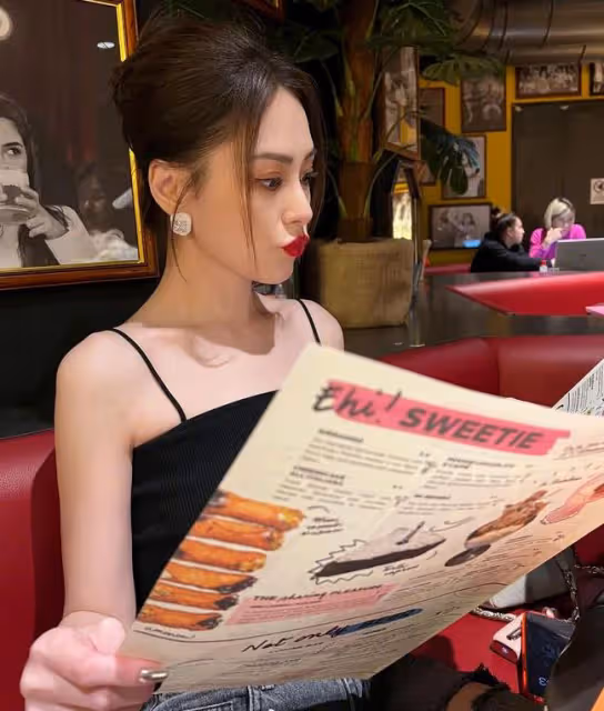 42歲阿嬌罕曬泳裝美照，瘦身後美回巔峰，天鵝頸小蠻腰養眼十足