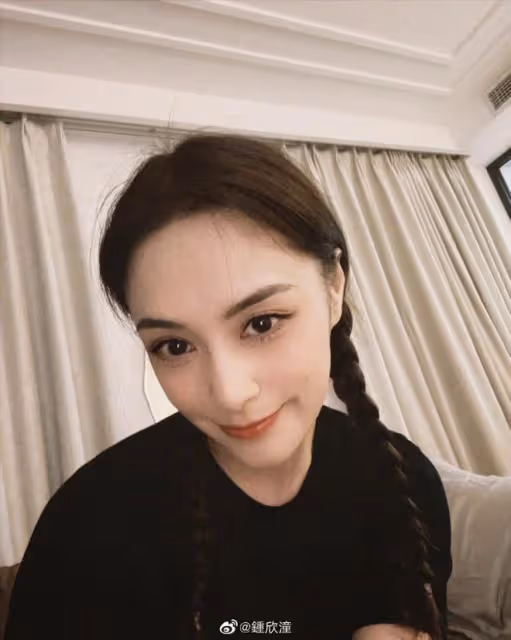 42歲阿嬌罕曬泳裝美照，瘦身後美回巔峰，天鵝頸小蠻腰養眼十足
