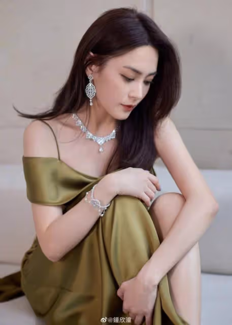 42歲阿嬌罕曬泳裝美照，瘦身後美回巔峰，天鵝頸小蠻腰養眼十足