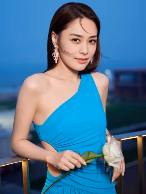 42歲阿嬌罕曬泳裝美照，瘦身後美回巔峰，天鵝頸小蠻腰養眼十足