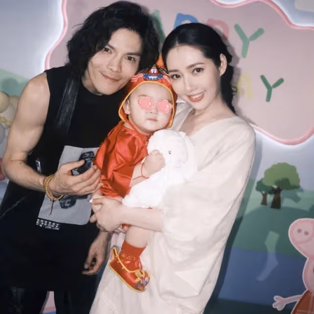 向佐工作獲郭碧婷甜蜜探班，2歲女兒幫爸爸卸妝，叼奶嘴萌態十足